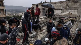Syrische Zivilisten und Mitglieder der Weißhelme arbeiten in Idlib an der Rettung von Menschen, die unter einem Gebäude eingeschlossen sind.