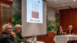 Das Podium der SPD-Veranstaltung zur Energiewende war besetzt mit (v.l.) Erster Stadträtin Nicole Rauber-Jung, Micha Jost (Energiegenossenschaft), Moderatorin Josefine Koebe und Martin Zencke (SPD-Arbeitskreis Energie).