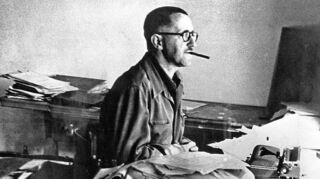 Glotz nicht so romantisch! Bertolt Brecht (1898-1956) in seinem Arbeitszimmer im amerikanischen Exil (1941-47) in Santa Monica, Kalifornien.