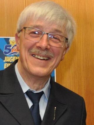 Der langjährige Einhäuser Feuerwehrmusiker Walter Stumpf, links, wurde vom GBI Christoph Röll zum Ehrenmitglied des Feuerwehrvereins ernannt. ML/BILD: WEINBACH