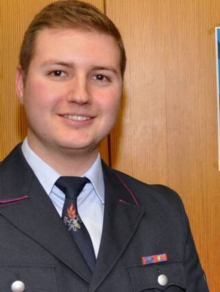 Wie der Vater, so der Sohn: GBI Christoph Röll beförderte seinen Sohn Florian mit Handschlag zum Oberfeuerwehrmann. ML/BILD: WEINBACH