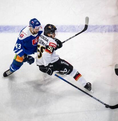 Tim Wohlgemuth (r.) zeigte gute Leistungen im DEB-Trikot.