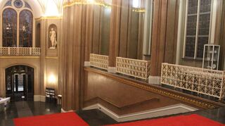 Das prachtvolle Treppenhaus im Roten Rathaus in Berlin.