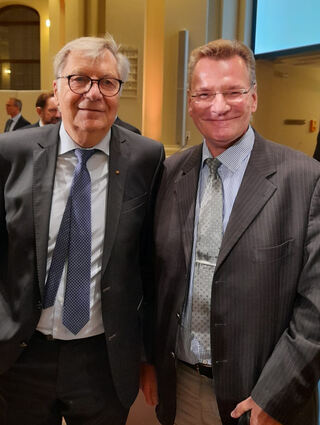 Zeitzeuge: Ex-Bürgermeister Eberhard Diepgen (l.) mit Autor Konstantin Groß.