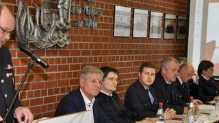 Der Vorstand der Freiwilligen Feuerwehr Einhausen: (v.l.) GBI Christoph Röll, Bürgermeister Helmut Glanzner, Klaus Reiber, (stellvertretender KBI), Florian Röll (JFW), Andreas Schumacher (Musikcorps), Christian Hess (2. stellvertretender GBI), Wilhelm Krüger (1. stellvertretender GBI), Heike Kaiser (Schriftführerin).