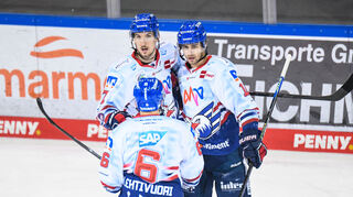 Joonas Lehtivuori, Borna Rendulic und Markus Eisenschmid bejubeln den Treffer