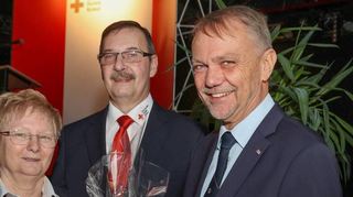 Beim Neujahrsempfang des DRK Bergstraße: die stellvertretenden Kreisvorsitzenden Adelheid Schuldheid und Felix Kusicka sowie der Vizepräsident des DRK Deutschland, Volkmar Schön.