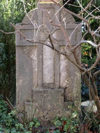 Das Grab Heinrich Metzendorfs mit einem von ihm selbst entworfenen Grabstein befindet sich auf dem Bensheimer Friedhof westlich der Kirchenmauer.
