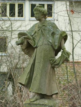 Die beschwingte Tänzerin im nördlichen Teil des Parks kann leicht übersehen werden. Sie gehört zu den 1934 angekauften Kopien.