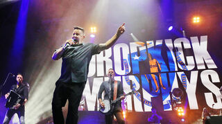 Beim Konzert der Dropkick Murphys in der Maimarkthalle in Mannheim stand Bandgründer Ken Casey stets im Vordergrund.