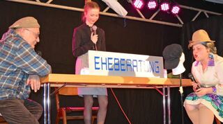 Im Sketch der Eheberatung spielten Bernd Wanitschek, Laura Werske und Sabrina Jährling.