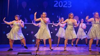 Die Chicken-Girls wirbelten in glitzernden Kleidern über die Bühne.