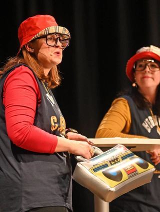 Sorgten für viele Lacher, Stimmung und gute Laune: Die Lästerschwestern (l.) Sabrina Gratzer und Nadine Hedderich, die Wiehlmeis und die Tanzgruppe Ruck Zuck Dormelisch.
