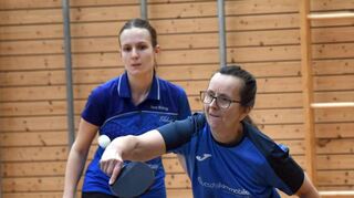 Sara Böling (links) und Sabine Schäfer holten quasi im Alleingang den Kreisliga-Kreispokal für die Damen des TTC 2010 Lorsch.