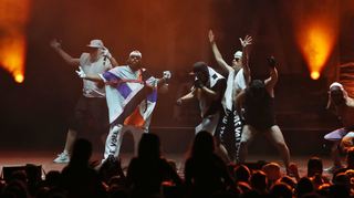 Die Band "Deichkind" spielt beim Demokratiefestival "Jamel rockt den Förster" in Mecklenburg-Vorpommern.