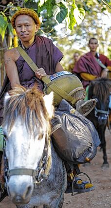 <p>Hoch zu Ross sammeln und verteilen die Mönche im Norden Thailands Spenden zugunsten der weit abgeschieden lebenden, armen Bergbevölkerung.</p>