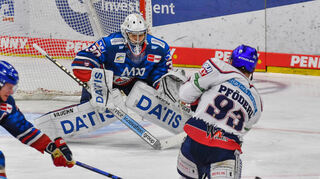 Berlins Leonhard Pföderl / Pfoederl (Nr.93) beim Schuss auf das Tor von Mannheims Arno Tiefensee (Nr.30)  beim Spiel in der Penny DEL, Adler Mannheim (dunkel) - Eisbaeren Berlin (hell).

Foto © PIX-Sportfotos *** Foto ist honorarpflichtig! *** Auf Anfrage in hoeherer Qualitaet/Aufloesung. Belegexemplar erbeten. Veroeffentlichung ausschliesslich fuer journalistisch-publizistische Zwecke. For editorial use only.