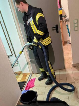 bzw_FFW_2023-02-18_Wasser

Zwingenberg/Rodau. Üblicherweise müssen die Feuerwehren mehr oder minder große Spuren von Öl entsorgen, das undichte Fahrzeuge auf Fahrbahnen verloren haben, am Freitagabend jedoch war es Beton, den die Freiwilligen Feuerwehren Zwingenberg und Rodau beseitigen mussten. Wie stellvertretender Stadtbrandinspektor Karl-Heinz Zecher berichtet, war auf der Landesstraße L3261 zwischen Rodau und Hähnlein ein Betonfahrzeug unterwegs, das einen Teil seiner Ladung verloren hatte. Um 18.20 Uhr wurden die beiden Wehren von der Leitstelle Bergstraße in Marsch gesetzt, insgesamt 15 Kameraden rückten unter der Einsatzleitung von Stadtbrandinspektor Reiner Schellhaas aus, um die Fahrbahn zu reinigen. Vor Ort war auch eine Streife der Polizei.
Wenige Tage zuvor musste die Freiwillige Feuerwehr Zwingenberg zu einem Wassereinsatz in einem Anwesen an der Straße Am Malschen ausrücken. Dort war eine Leitung undicht und das Wasser lief in den etwa 20 Quadratmeter großen Heizungsraum, in dem es dann sechs Zentimeter hoch stand. Wie Karl Heinz Zecher berichtet, rückten sechs Kameraden unter Einsatzleitung von Reiner Schellhaas in zwei Fahrzeugen aus, um den Kellerraum mit Hilfe von Wassersaugern trocken zu legen. mik
Bild: Karl-Heinz Zecher / Feuerwehr Zwingenberg