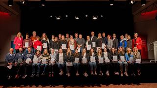 19 Mannschaften erhielten eine Urkunde für ihre Teamleistung bei der Sportlerehrung. Unser Bild zeigt einen Teil der ausgezeichneten Mannschaften.