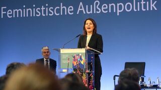 Annalena Baerbock (Grüne) stellt die neuen Leitlinien zur feministischen Außenpolitik im Weltsaal des Auswärtigen Amts vor.