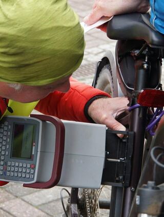 Ralf Dickhaut vom ADFC Heppenheim codiert ein Fahrrad. Wer sein Fahrrad codieren lässt, macht es Dieben schwerer, gestohlene Fahrräder zu verkaufen. Die Codierung zeigt, wer Eigentümer des gestohlenen Fahrrads ist.
