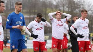 Maßlose Enttäuschung bei den Kickers nach der Niederlage in Vilzing (von links): Peter Kurzweg,, Eric Verstappen, Dardan Karimani, Marius Wegmann, Benyas Solomon Junge-Abiol (verdeckt) und Franz Helmer.