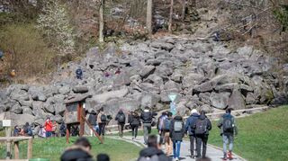 Nicht nur das Felsenmeer in Lautertal (links) oder die Lindenfelser Burg (rechts) sind verlockende Ziele im Vorderen Odenwald. Weil die Region noch so viel mehr zu bieten hat, wirbt die Touristische Arbeitsgemeinschaft (TAG) Vorderer Odenwald nun mit einem Unterkunftsverzeichnis, das in dieser Form erstmals erschienen ist. So sollen Auswärtige einen Anreiz erhalten, auch mehrere Tage in Lautertal und Lindenfels, im Weschnitztal und im Überwald zu verbringen.