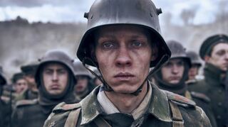 Felix Kammerer in „Im Westen nichts Neues“. Der Film könnte bei der Oscar-Verleihung am Sonntag, 12. März, alle Rekorde brechen.