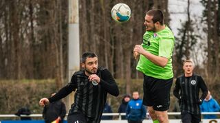 Szene aus dem A-Liga-Derby: Nadir-Volkan Celikkan vom VfR Bürstadt gegen Nordheim-Wattenheims Jonas Reis (r.)