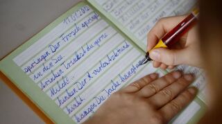 Die Rechtschreibung verdient weiterhin Aufmerksamkeit und gilt als Ausdruck von Bildung; auf die Handschrift aber wird heute weniger Wert gelegt als früher.