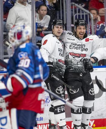 Vier Mal durften die Kölner Haie, hier Maximilian Kammerer und Andreas Thuresson (v.l. weiß) in der SAP Arena jubeln.