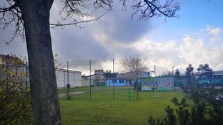Zu den Grundstücken, die zunächst für die Aufstellung von Containern in Erwägung gezogen wurden, zählte auch der Bolzplatz am Jugendtreff.