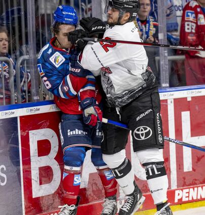 Adler-Angreifer Markus Eisenschmid (links) bekommt von Kölns Maximilian Glötzl eingeschenkt.