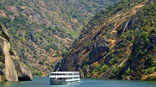 Durch dieses Nadelöhr müssen alle durch: An manchen Stellen ragt das Ufer des Douro fast senkrecht in die Höhe. Dort müssen sich die Kapitäne absprechen, wer wann durchfahren kann – denn für zwei Schiffe nebeneinander fehlt der Platz.