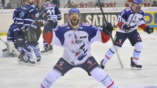 Finale 2015: Auf ein 1:6 gegen Ingolstadt in Spiel drei lassen die Adler drei Siege folgen. Im sechsten Duell schießt Andrew Joudrey das entscheidende Tor.