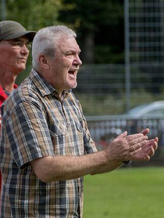 Die Trainer Uwe Reibold (SV Winterkasten, hier im Bild) und Kevin Schröder (SV Lindenfels) müssen ihre Teams auf das vermeintlich letzte Derby vor Bildung einer Spielgemeinschaft einstimmen.