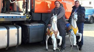 Vater und Sohn Markus Schneider senior (rechts) und junior (links) machen die Karussellpferde startklar für das „Frühlings-erwachen“, das die Schaustellerfamilie als Nachfolger des Frühjahrsmarkts auf dem Europaplatz organisiert.