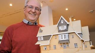 Professor Frank Oppermann vor Beginn seines Vortrags im Bensheimer Museum mit einem Modell eines von Heinrich Metzendorf entworfenen Hauses. Bild: Thomas Zelinger