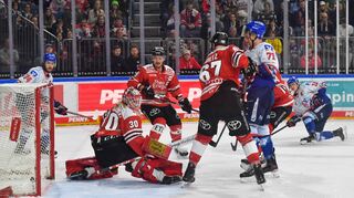 Der wichtige Führungstreffer für die Adler: Taro Jentzsch (r.) hat abgezogen, der Puck schlägt im Tor der Kölner Haie ein.