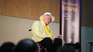 Josef Müller hat als Geldwäscher Millionen durchgebracht – und landete schließlich im Gefängnis, wo er nach eigenem Bekunden zu Gott fand. Am Freitag stellte er in der Zwingenberger Melibokushalle sein Buch vor.