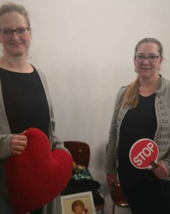 Kathrin Munding und Susanne Falk stellten den Kita-Eltern die „Schatzkiste“ vor.