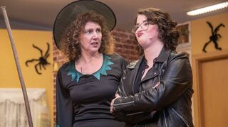 Liebeskarussell in der Walpurgisnacht: Die Aufführung der Laienspielgruppe der Zwingenberger Feuerwehr feierte am Samstagabend im Adlersaal Premiere.