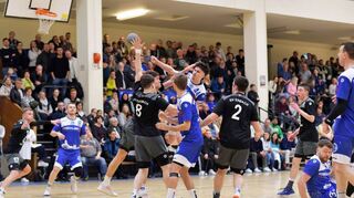 Vor großer Kulisse fand das Derby in der alten Nibelungenhalle statt; hier trifft Julian Lautenscheidt für den HC VfL Heppenheim.
