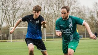 Lampertheims Linus Kuby (links) und der Gronauer Bastian Würsching im Laufduell um den Ball.