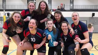 Eigentlich peilten die Auerbacher Regionalliga-Volleyballerinnen nur den Klassenerhalt an – nach dem Abschlusssieg in Mainz-Bretzenheim bejubelten sie aber überraschend die Meisterschaft und den Drittliga-Aufstieg.