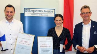 Im vergangenen Jahr konnte Bürgermeister Christian Schönung (r.) die Gewinner der Sportlerwahl 2021, Lena Sonnabend und Nico Zschuppe, nur bei einer Veranstaltung in kleinem Rahmen auszeichnen. Am Sonntag gibt es wieder eine große Sportlerehrung in der NIbelungenhalle.