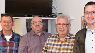 Mit einem Gutschein für den Besuch eines Bundesliga-Fußballspiels bedankten sich Holger Glanzner (l.), Helmut Auer (2.v.l.) und Marcel Claros (r.) bei dem scheidenden Vorstandssprecher Hans-Jürgen Lebert (2.v.r.).