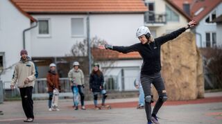 Auch Anfänger können im Verlauf der ersten Trainingseinheit elegant auf dem Skateboard unterwegs sein.