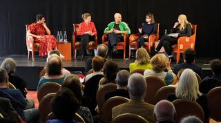 Eysoldt-Matinee im Parkhotel Krone mit Dramaturgin Rita Thiele (rechts), Nicolas Stemann (Regisseur und Intendant) sowie den Preisträgerinnen Alicia Aumüller (links), Patrycia Ziolkowska (Zweite von links) und Marie Schleef (Zweite von rechts).