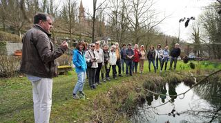 Am Friedhof in Schönberg startete die BfB-Fraktion zu einem von Andreas Rossa (l., BUND) geführten Spaziergang durch den Schönberger Froschgarten.